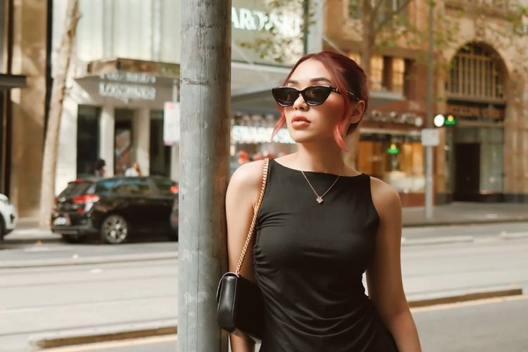 Lula Lahfah Meninggal Dunia: 5 Penampilan Ikonik Casual Chic yang Menginspirasi Jutaan Pengikut