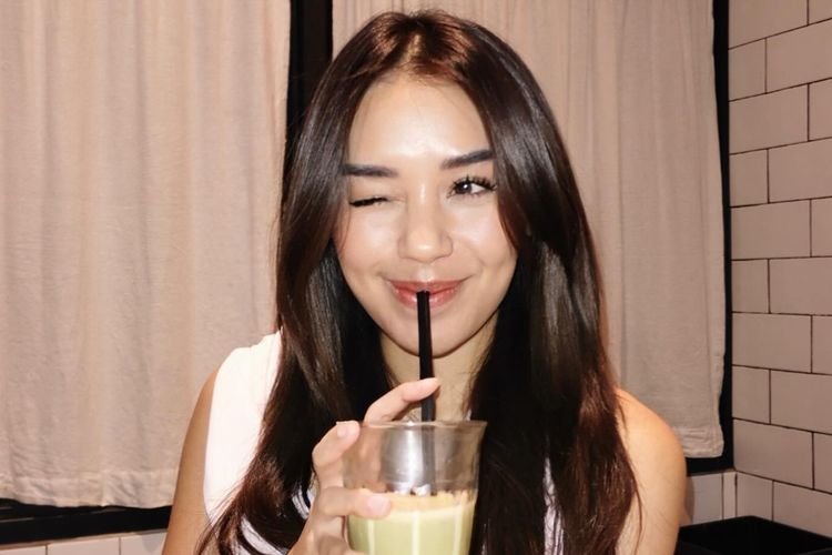 Penampilan Ikonik Casual Chic Lula Lahfah