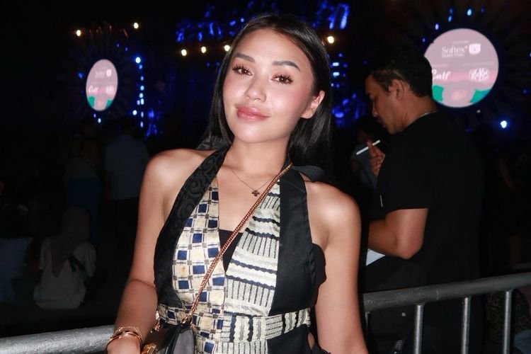 Penampilan Ikonik Casual Chic Lula Lahfah